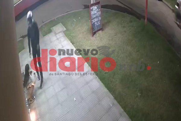 Indignación por un arrebato en pleno Centro: estaba sentada afuera de un kiosco (VIDEO)