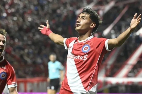En un partido caliente, Argentinos venció a Instituto y se metió en los cuartos de final del Apertura