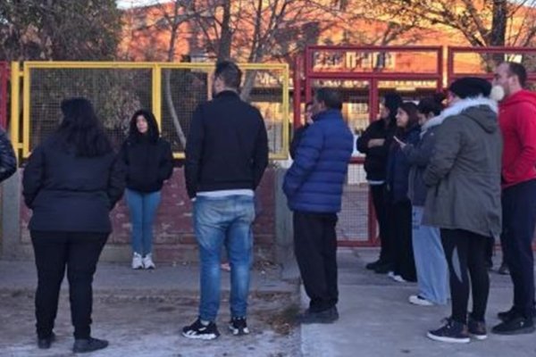 Horror: un alumno de 12 años llevó un arma y apuntó a niños de cuarto grado