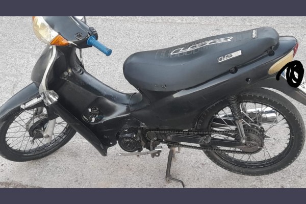 Secuestraron una moto con pedido judicial y demoraron a dos jóvenes en barrio Alte. Brown