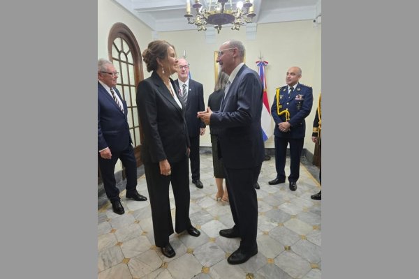 Bernardo Abruzzese participó en los actos por el 214° Aniversario de la Independencia de Paraguay
