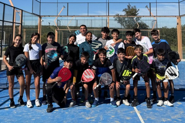 Jóvenes de Ojo de Agua participan del torneo selectivo de menores de pádel