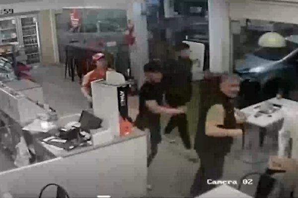 Un hombre apuñaló a otro en medio de una discusión en una estación de servicio