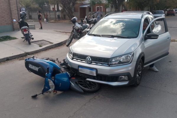 Colisión entre automóvil y motocicleta deja dos personas heridas