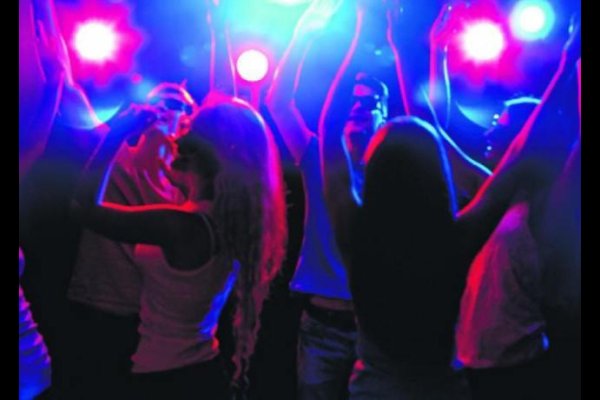 Violenta pelea de mujeres menores adentro y afuera de un boliche: Una lesionada