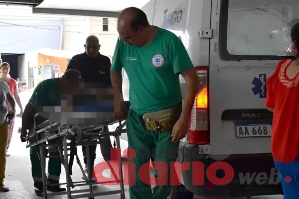 Invitó gaseosa a la prima de su amigo y este lo desmayó a golpes: perdió varios dientes