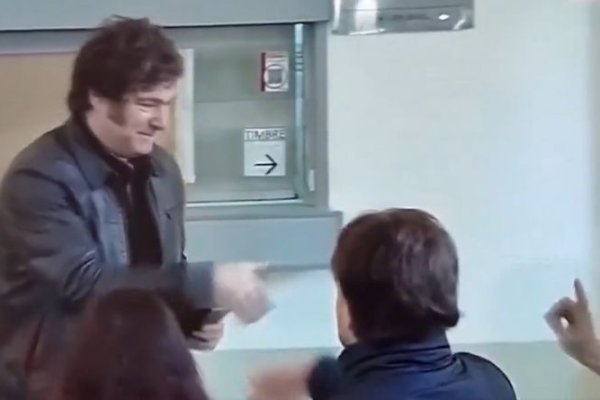 Elecciones en CABA: una autoridad de mesa le negó el saludo a Milei (VIDEO)