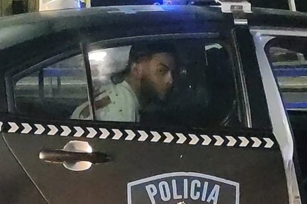 Balearon a una mujer y cuando escapaban de la Policía chocaron en la autopista