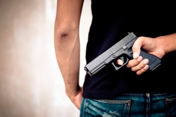 Un hombre entró a un comercio y le disparó a una mujer sin mediar palabras