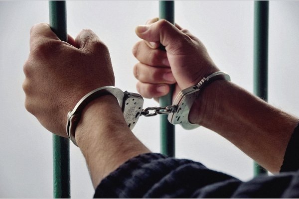 Prorrogan la detención a sujeto que amenazó al padre y le hurtó bienes