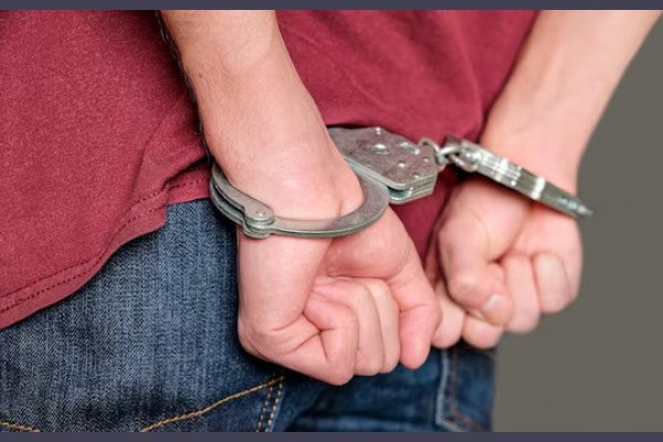Detienen a sujeto que llevaba partes de una moto que habían sido robadas