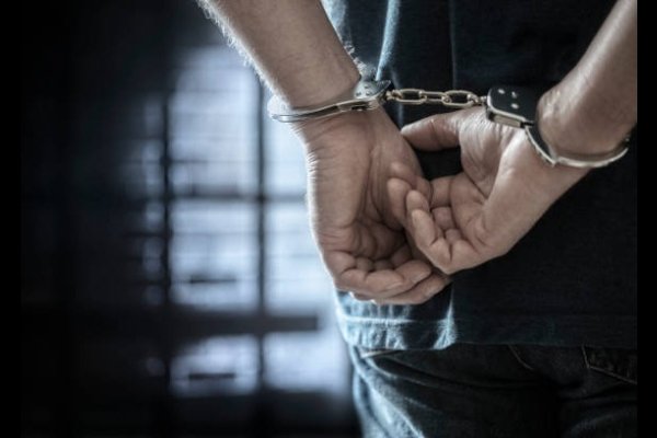 Despertó a su expareja con un cuchillo en el cuello y la hirió: Quedó detenido