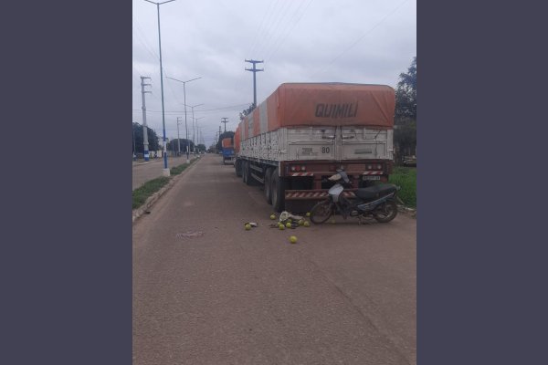 Un motociclista se estrelló contra un camión estacionado en Quimilí