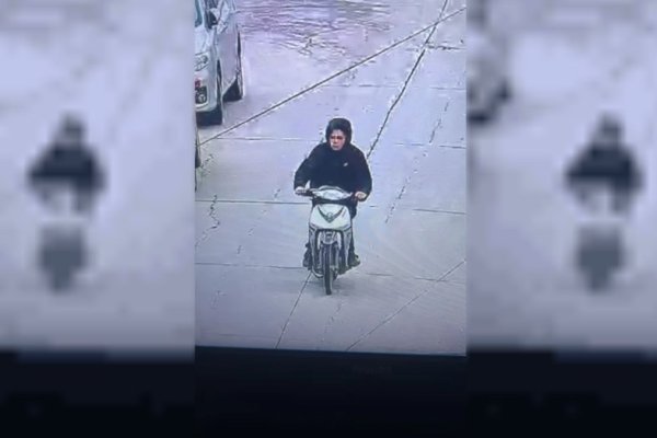 Iba sin casco y murió tras ser atropellado por un auto