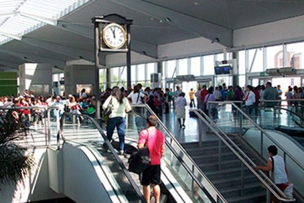Le hurtaron la mochila mientras se sacaba fotos en la terminal, antes de viajar a Neuquén