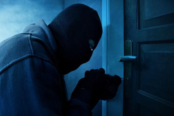 Robaron una bicicleta, ropa y una llave de moto en una vivienda del barrio Lomas del Golf