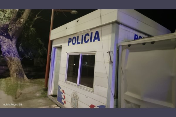 Atacaron a pedradas una garita policial del barrio Río Dulce