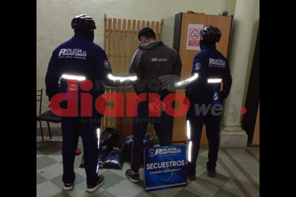 Detuvieron a un sujeto que sustrajo ropa desde una camioneta