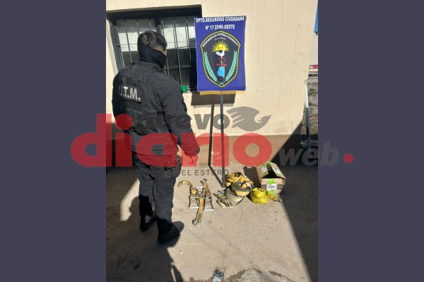 Vendía cosas robadas, vio a la policía y se fugó, abandonando todo en la vereda