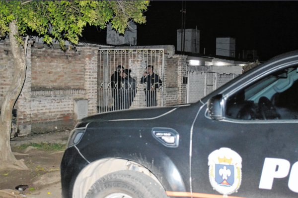 El sujeto adicto que lesionó a su padre con un cuchillo seguirá en una celda