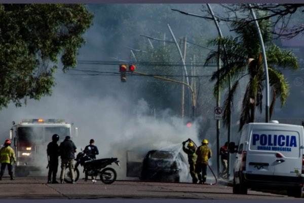 Un voraz incendio en plena marcha provocó graves daños en automóvil