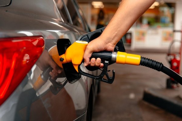 El salario privado alcanza para 12 tanques de nafta menos desde que gobierna Milei