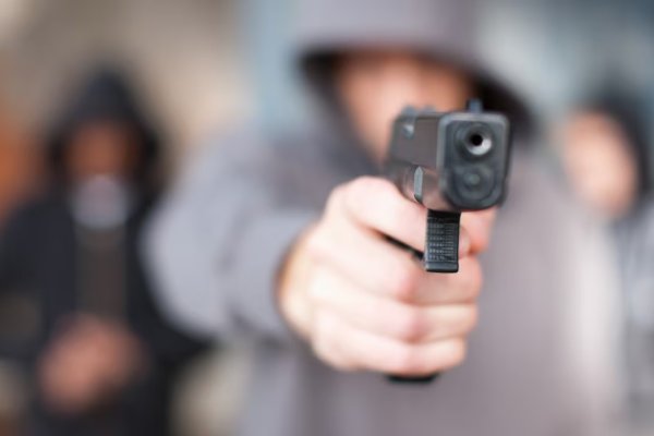 A punta de pistola sustrajeron $ 800.000 a empleados de lubricentro