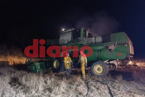 Una cosechadora fue consumida por el fuego en zona rural de Los Juríes