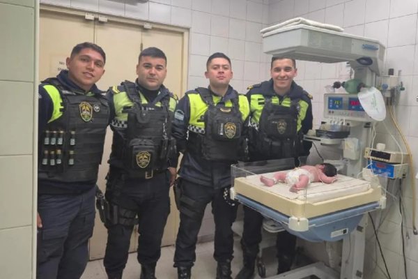 Valentía y vocación: policías tucumanos asistieron a una mujer en pleno parto tras un llamado al 911