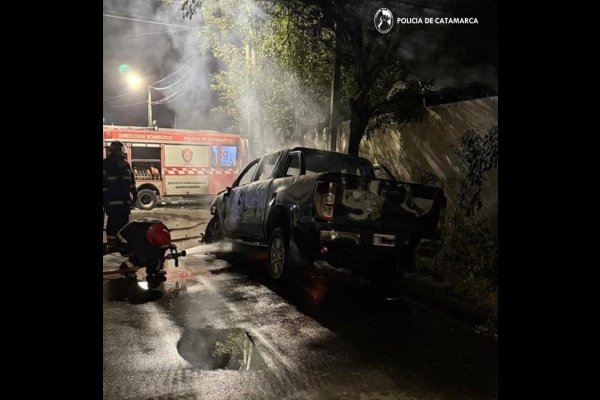 Voraz incendio destruyó por completo una camioneta en Catamarca