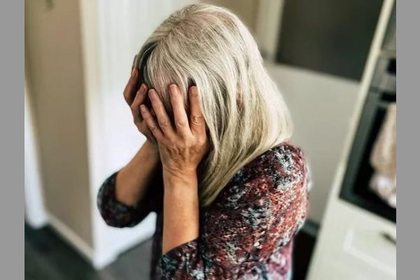 Agredió a su madre, intentó asfixiarla, le robó el celular y la dejó encerrada