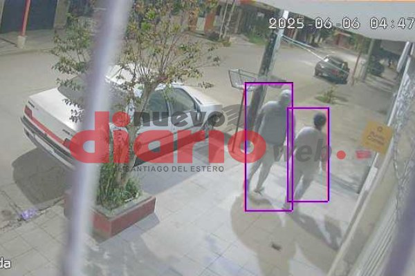 Enamorados y delincuentes: él trepó un poste para robar un foco y ella le hizo de 