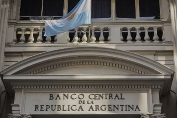 El riesgo país se vuelve a despertar y ya roza los 700 puntos
