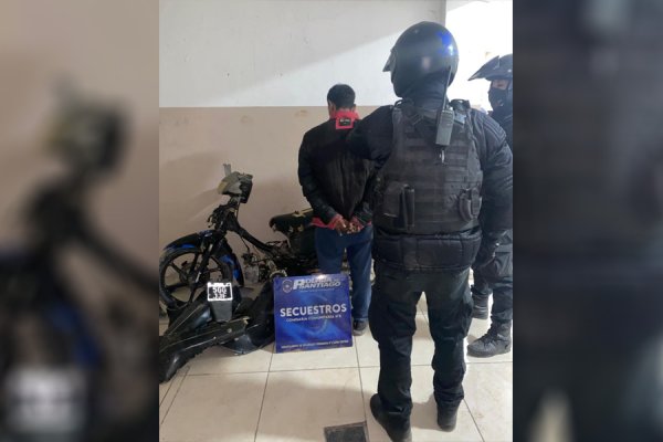 Recuperan moto robada y detienen a un hombre en operativo en Barrio Industria