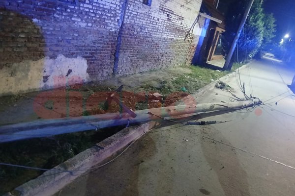 Automovilista derribó un poste de luz en el Bº América del Sur