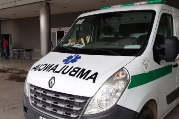 Bebía en un comercio, un motociclista llegó y le disparó en el abdomen