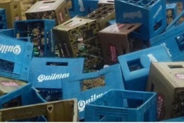 En el Bº Colón, un camión volcó cerca de 40 cajones de cerveza