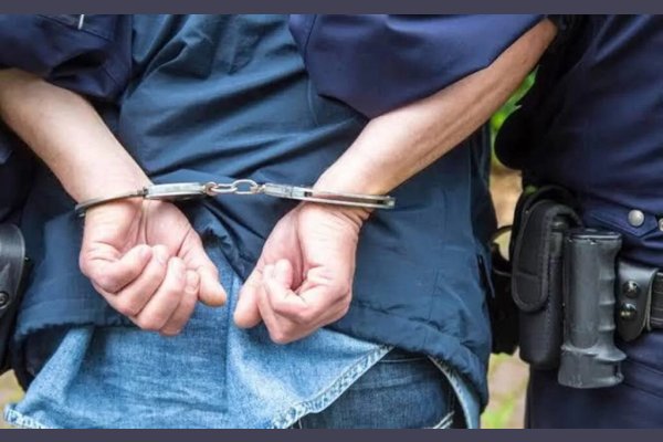 Drogado agredió y lesionó al padre y a un vecino, y atentó contra los policías