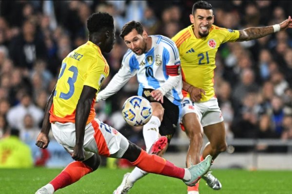 Con uno menos, Argentina rescató un empate ante Colombia en un partido intenso