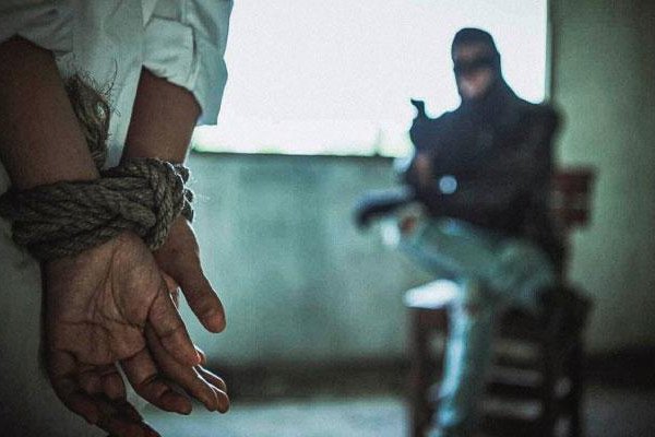 Una mujer y sus hijos fueron secuestrados por un vecino narcotraficante