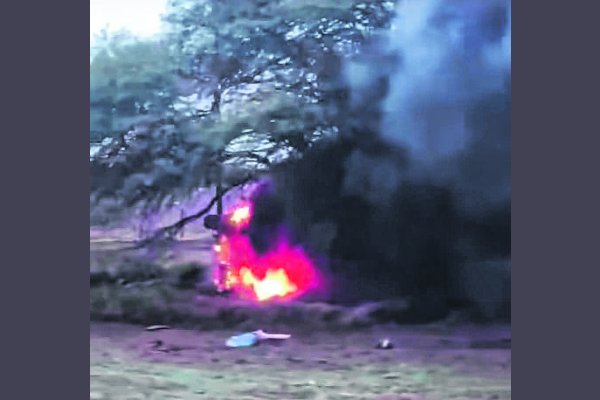 Una niña y un hombre murieron en el vuelco e incendio de una camioneta