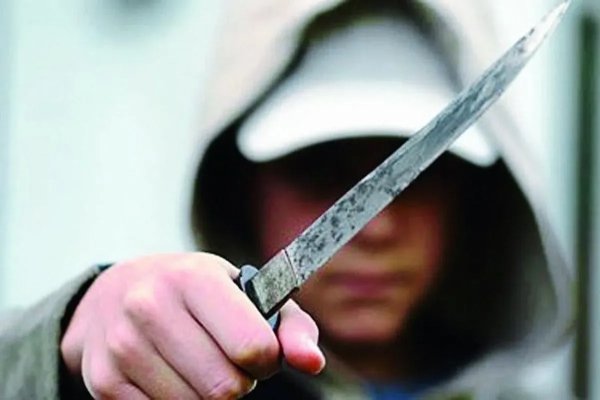 Un delincuente le colocó un cuchillo en el cuello y le sustrajo un celular