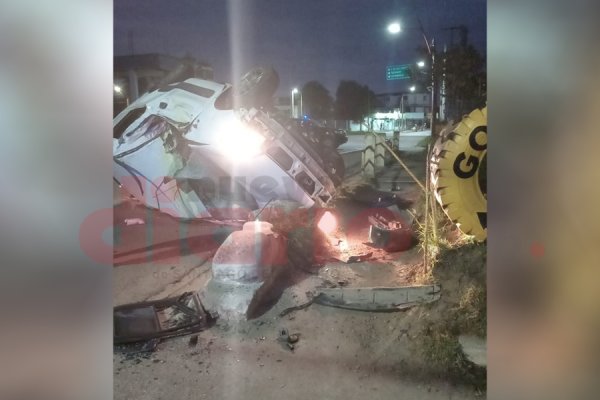 Lo hospitalizan de urgencia tras chocar un pilar y volcar en Av. Madre de Ciudades