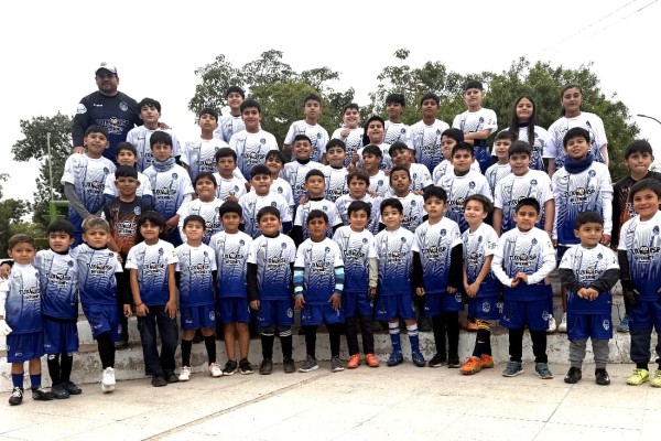 La escuelita Lionel Messi de Clodomira presentó su nueva indumentaria