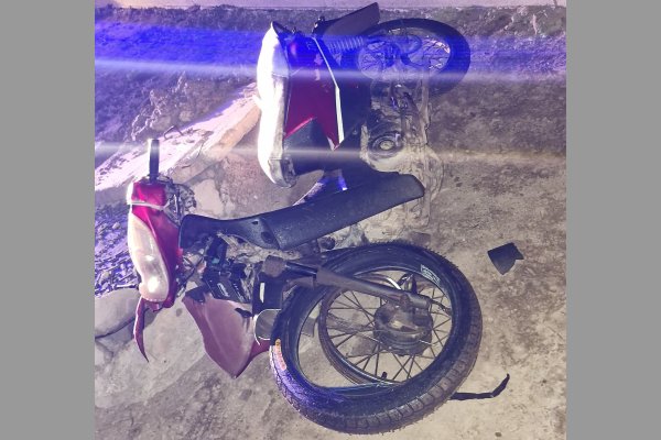 Sereno halló una moto abandonada en una calle del barrio Mama Antula