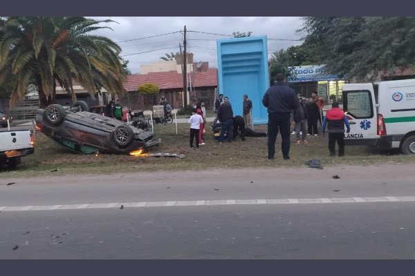 Un automovilista chocó de atrás a otro rodado y volcó: Hay cuatro lesionados