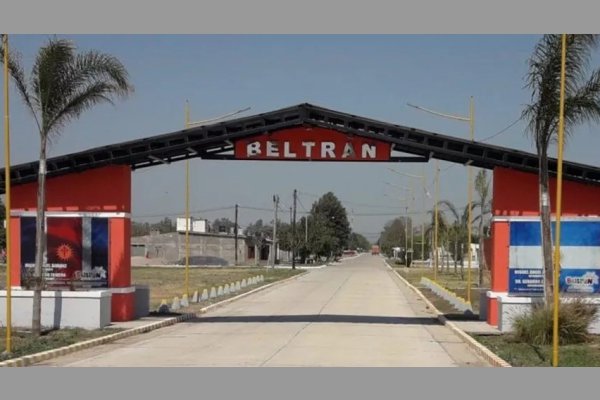 Acusan a mujer de agredir a su hijo con una varilla a la salida del colegio