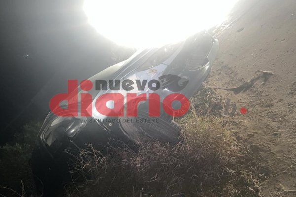 Un automóvil cayó en una acequia al realizar mala maniobra en Ruta 11