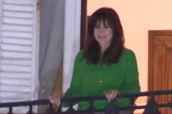 Cristina Kirchner ya tiene puesta la tobillera electrónica y la Justicia aclaró que puede salir al balcón