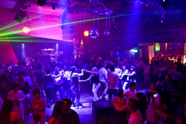 Indignante episodio en un boliche: un hombre golpeó a su ex en plena noche